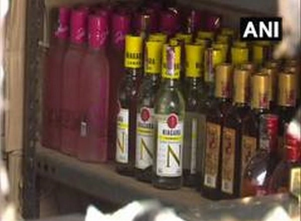 India News | Andhra: Police Seizes 17 Litres Country-made Liquor, Destroys 2,000 Litres Fermented Jaggery Wash in Kalikiri