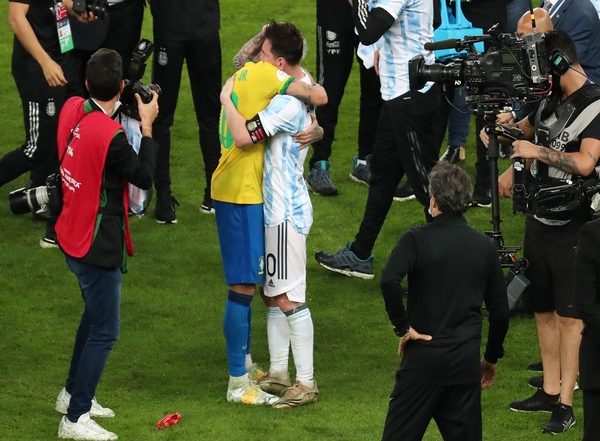 Sports News | Copa America: Neymar Hugs Messi After Argentina Win; Fans Go Gaga over Sweet Gesture