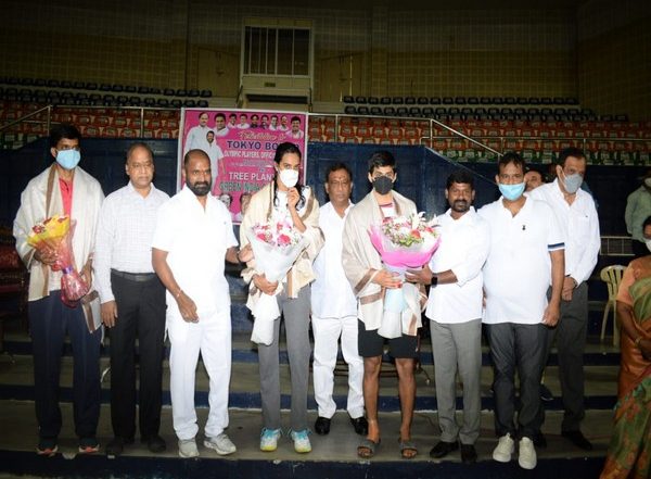 Sports News | Telangana Sports Minister Felicitates Tokyo-bound Shuttlers Along with Their Coaches and Family