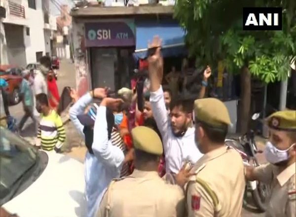 India News | Bajrang Dal Shows Black Flags to Mehbooba Mufti in Jammu