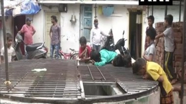 India News | Online Classes Keep Students in Maharashtra's Slums Far from Studies Due to Lack of Smart Phones, Internet