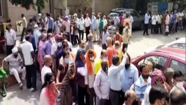 India News | People Throng Noida Hospital to Get COVID Vaccines, Flout Norms