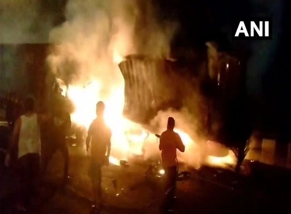 India News | Driver Dies After Two Trucks Collide on Mumbai-Ahmedabad Highway