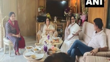 India News | Mamata Banerjee Visits Sourav Ganguly at His Residence, Greets Him on His Birthday