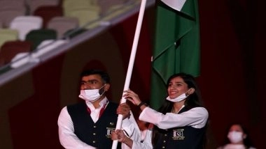 Sports News | Tokyo Olympics: Pakistan Team's Flag Bearer Flouts Covid Rules, Marches Mask-free at Opening Parade