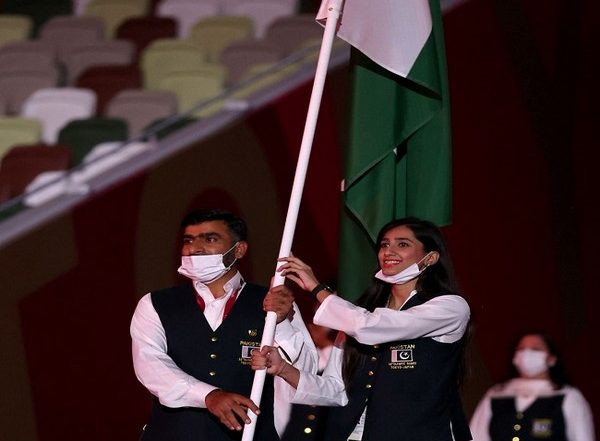 Sports News | Tokyo Olympics: Pakistan Team's Flag Bearer Flouts Covid Rules, Marches Mask-free at Opening Parade