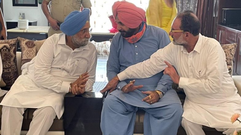 Punjab Congress Feud: Navjot Singh Sidhu Reaches Residence of MLA Madanlal With Six Party MLAs in Patiala