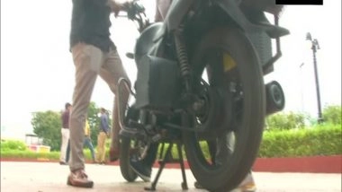 India News | Gujarat College Students Develop Motorbike That Runs on Petrol, Electricity