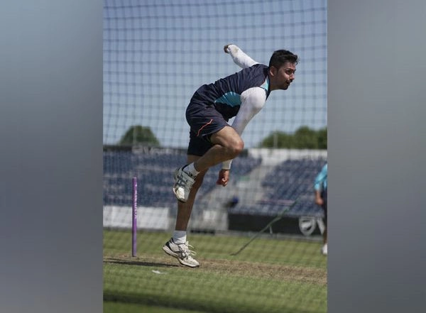 Sports News | County Select XI Vs Indians: Avesh Khan Taken for Scans After Sustaining Blow to Left Thumb