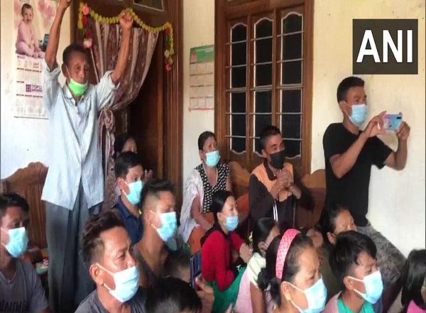 India News | Manipur: Family of Weightlifter Mirabai Chanu Bursts into Cheers After She Wins Silver