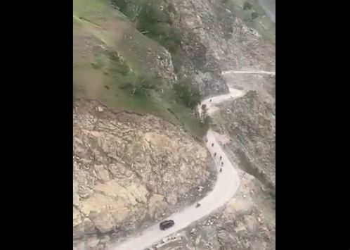 Kargil Vijay Diwas 2021: Dhruva Kargil Ride Daredevil Bikers Cross Zozila Pass Enroute Kargil War Memorial at Drass, Watch Video