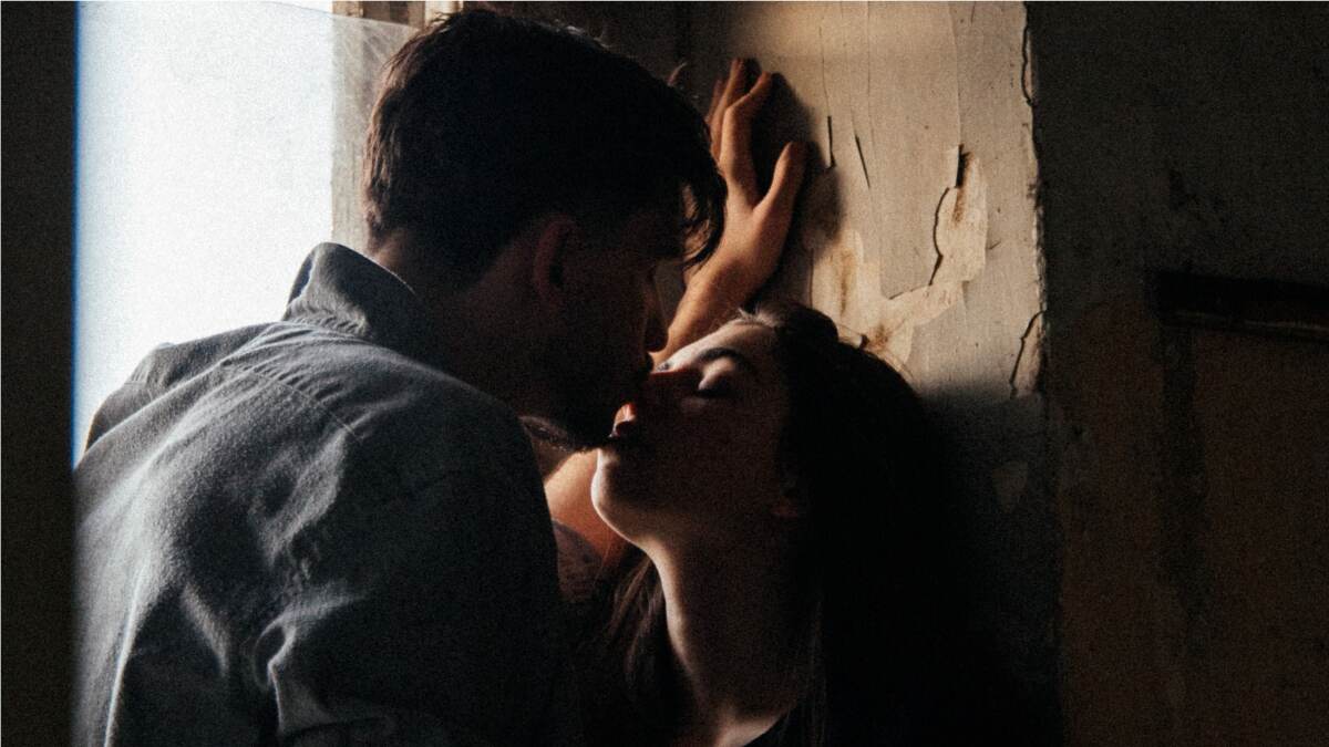 Gif sensual kiss