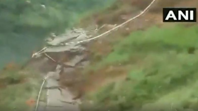 Himachal Pradesh Landslide: NH 707 Near Barwas Block After Landslide at Kamrau in Sirmaur District (Watch Video)