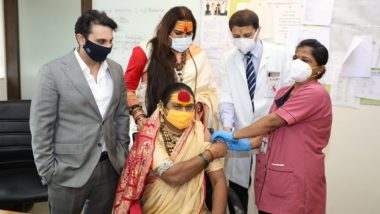 Laxmi Narayan Tripathi, Renowned Transgender Activist, Takes COVID-19 Vaccine Jab in Presence of Adar Poonawalla