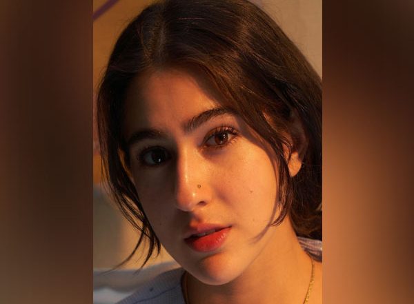 Entertainment News | Sara Ali Khan Shares Adorable Picture of Herself Clicked by Akshay Kumar