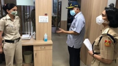 India News | Delhi Police Commissioner Conducts Night Patrol, Reviews Security Arrangements at Red Fort, Gazipur Border