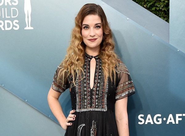 Entertainment News | Annie Murphy Wanted to Be 'as Far Away from Alexis as Possible' After 'Schitt's Creek'