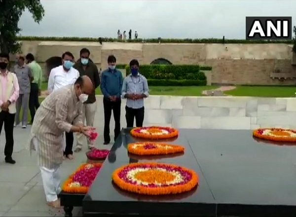 India News | Karnataka CM Pays Floral Tribute to Mahatma Gandhi at Raj Ghat