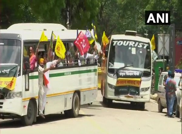 India News | Farmers' Protest: Buses Carrying Farmers Arrive at Jantar Mantar