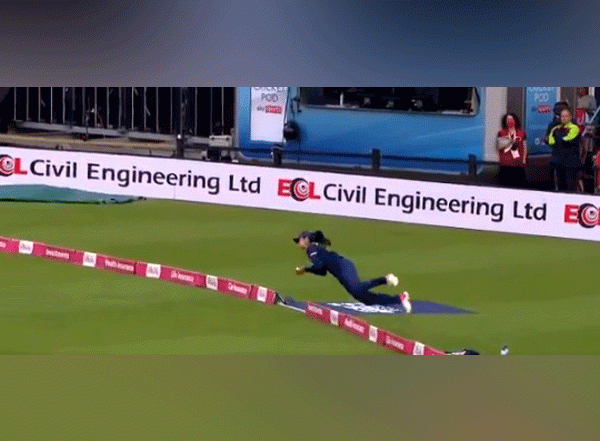 Sports News | Mithali Lauds Harleen for Taking Stunning Catch, Credits Fielding Coach Abhay Sharma