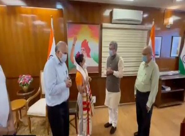Sports News | Railway Minister Ashwini Vaishnaw Felicitates Olympics Medallist Mirabai Chanu, Announces Reward of Rs 2 Cr