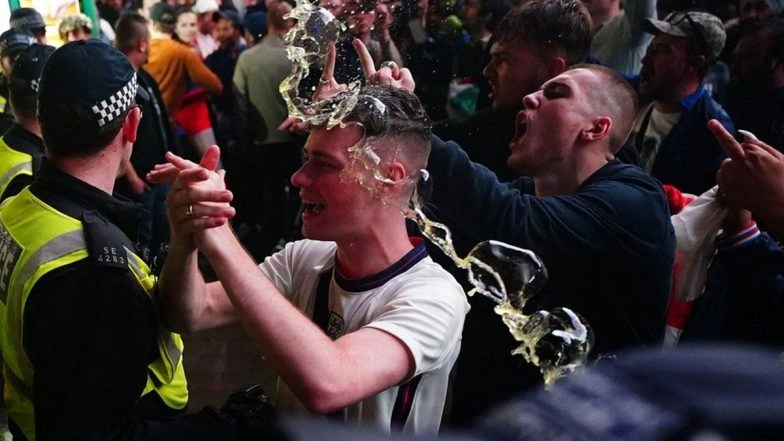 England Fans Get Violent After Italy Wins Euro 2020, English Supporters Also Hurl Racist Abuse At Players After Three Lions Lose on Penalties (Watch Videos)
