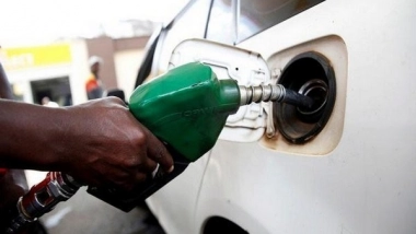 World News | Imran Khan Govt Hikes Petrol Price by Rs 5.4 Per Litre in Pakistan