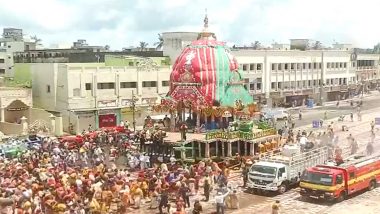 Jagannath Puri Rath Yatra 2021: Servitors Pull Lord Balbhadra’s Chariot, Taladhwaja During Rath Yatra in Odisha’s Puri (Watch Video)