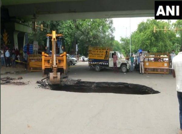 Delhi: Massive Sinkhole Spotted in Hauz Khas, Traffic Disrupted (See Pics)