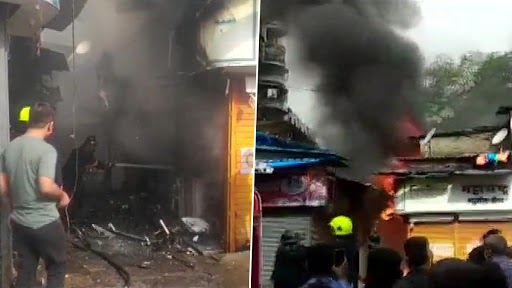 Fire Breaks Out in Four Shops at Prabhat Talkies Near Thane Railway Station Road (See Pics)