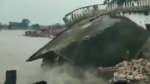 Bihar: House Collapses in Bhawanipur As Incessant Rainfall Leads to Rise in Water Level of Sikrahna River (Watch Video)