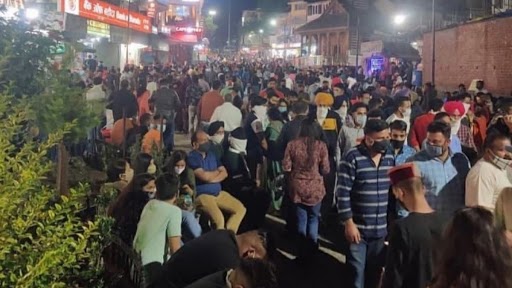 Manali Flocked by Tourists; Netizens Share Images of Crowded Streets in The Himachal Town And Wonder If COVID-19 Third Wave is Coming