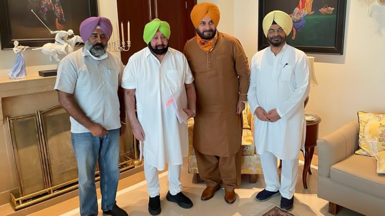 Punjab CM Amarinder Singh Meets Navjot Singh Sidhu, Sets up Panel for Coordination Ahead of Polls