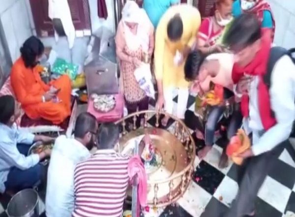 India News | Devotees Offer Prayers at Haridwar's Daksha Mahadev Temple on Last Monday of Sawan