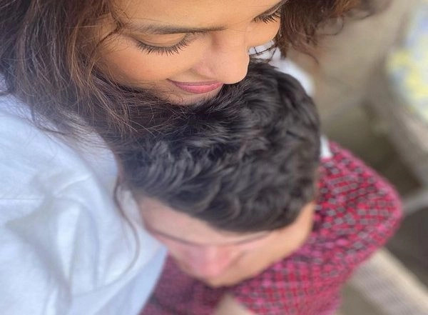 Entertainment News | Priyanka Chopra Shares a Cosy Picture with Her Husband Nick Jonas