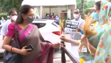 Farm Laws Agitation: SAD MP Harsimrat Kaur Badal Offers Wheat Stalk to BJP MP Hema Malini During the Protest at Parliament (Watch Video)