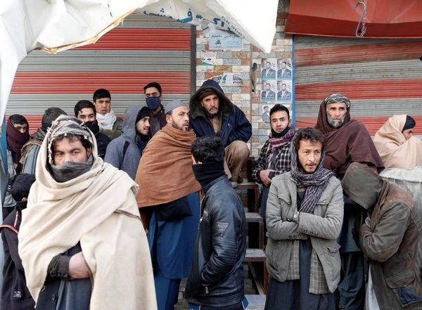 World News | Kabul Residents Struggle to Fulfil Basic Needs, Running out of Cash