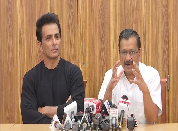 Delhi CM Arvind Kejriwal Announces Actor Sonu Sood as Brand Ambassador for 'Desh Ke Mentors' Program