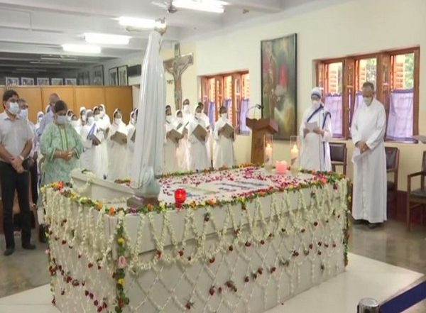 India News | Kolkata: Prayers Offered in Memory of Mother Teresa on Her 111th Birth Anniversary