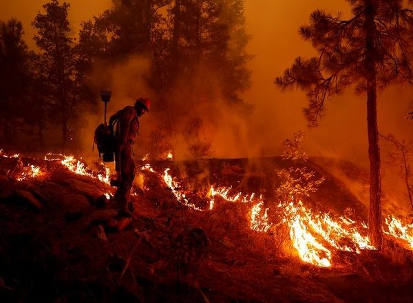 Wildfire Rages in Southern California Coastal Mountains, Major Highway Shut Down