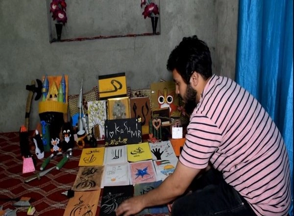 India News | Youth from J-K's Pulwama Enters India Book of Records with Smallest Origami Paper Flower Creation