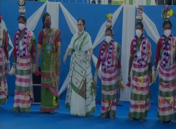 India News | Mamata Banerjee Celebrates World Tribal Day by Dancing, Playing Drums