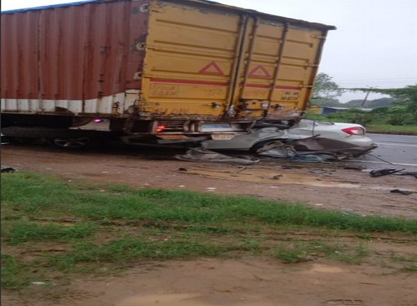 Uttar Pradesh Road Accident: 5 Dead, 2 Injured After Car Crashes into Container Truck in Basti