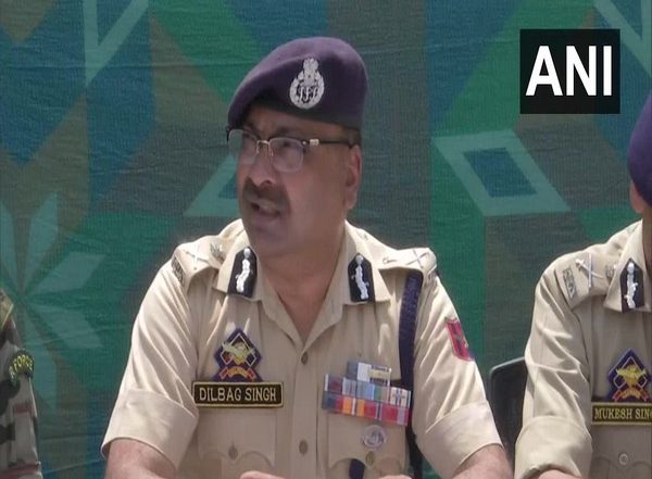 India News | J-K DGP Orders Action Against Police Officer over Assault of Journalists in Srinagar