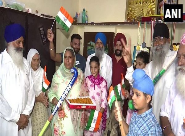 Tokyo Olympics 2020: Gurjit Kaur’s Family Exchanges Sweets in Amritsar As Indian Women Hockey Team Storms Into Semifinals at Tokyo Olympics 2020