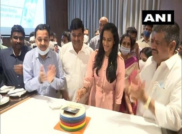 Sports News | Tokyo Olympics Bronze Medallist PV Sindhu Receives Grand Welcome in Vijayawada