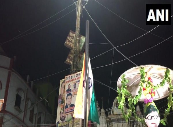 India News | Independence Day: Locals in Kanpur Continuing Tradition of Hoisting National Flag at Midnight Since 1947