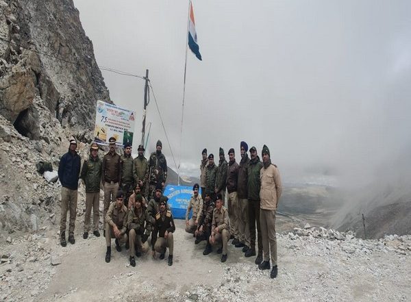 India News | BRO Hoists National Flag at 18300 Feet in Sikkim Marking 75th Independence Day