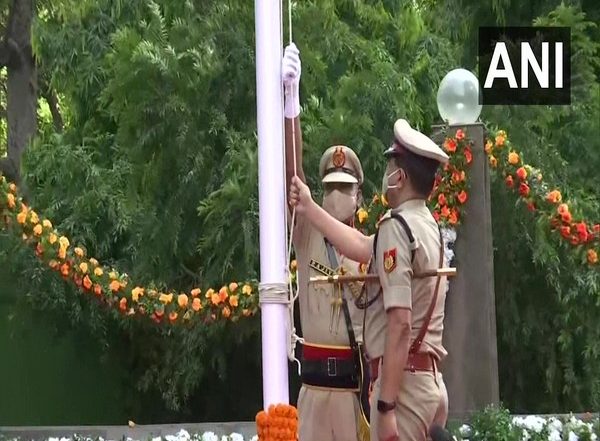 India News | Delhi's New Police Commissioner Hoists Tricolour at Police Headquarters on Independence Day