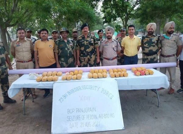 India News | Punjab Police Foils Major Drug Smuggling Bid, Seizes 40 Kg Heroin Worth Rs 200 Cr from India-Pakistan Border
